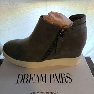 Dream Pairs Wedge Heels Ankle Boots Side Zipper Platform Sneakers Size 5.5 Grey